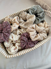 Load image into Gallery viewer, TAUPE FLORALS
